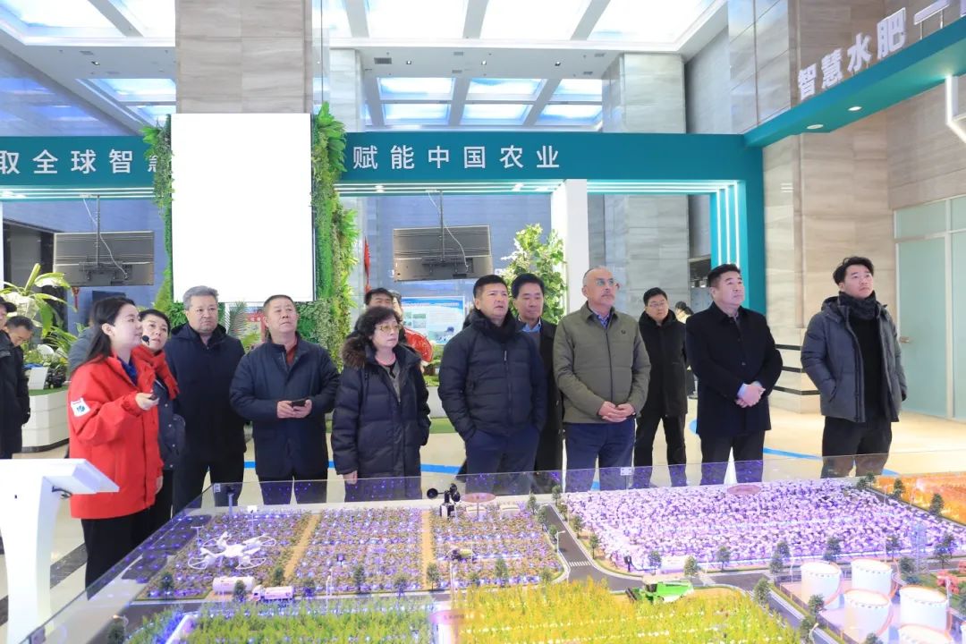 两会进行时丨参加自治区政协十三届三次会议的部分外籍嘉宾和港澳人士到慧尔农业集团参观调研