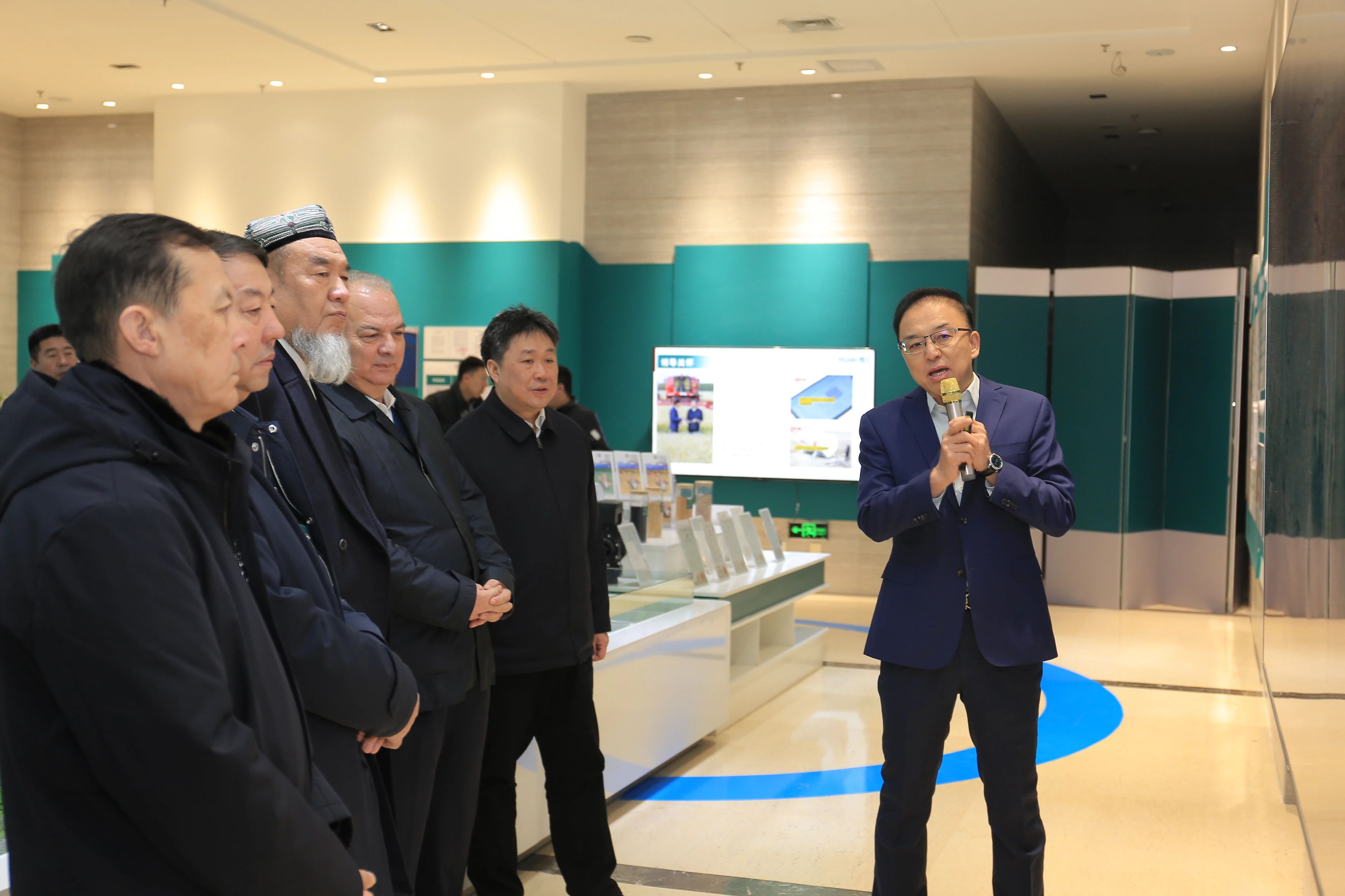 知情明政 履职尽责丨部分住疆全国政协委员到慧尔农业集团开展学习考察(图3)