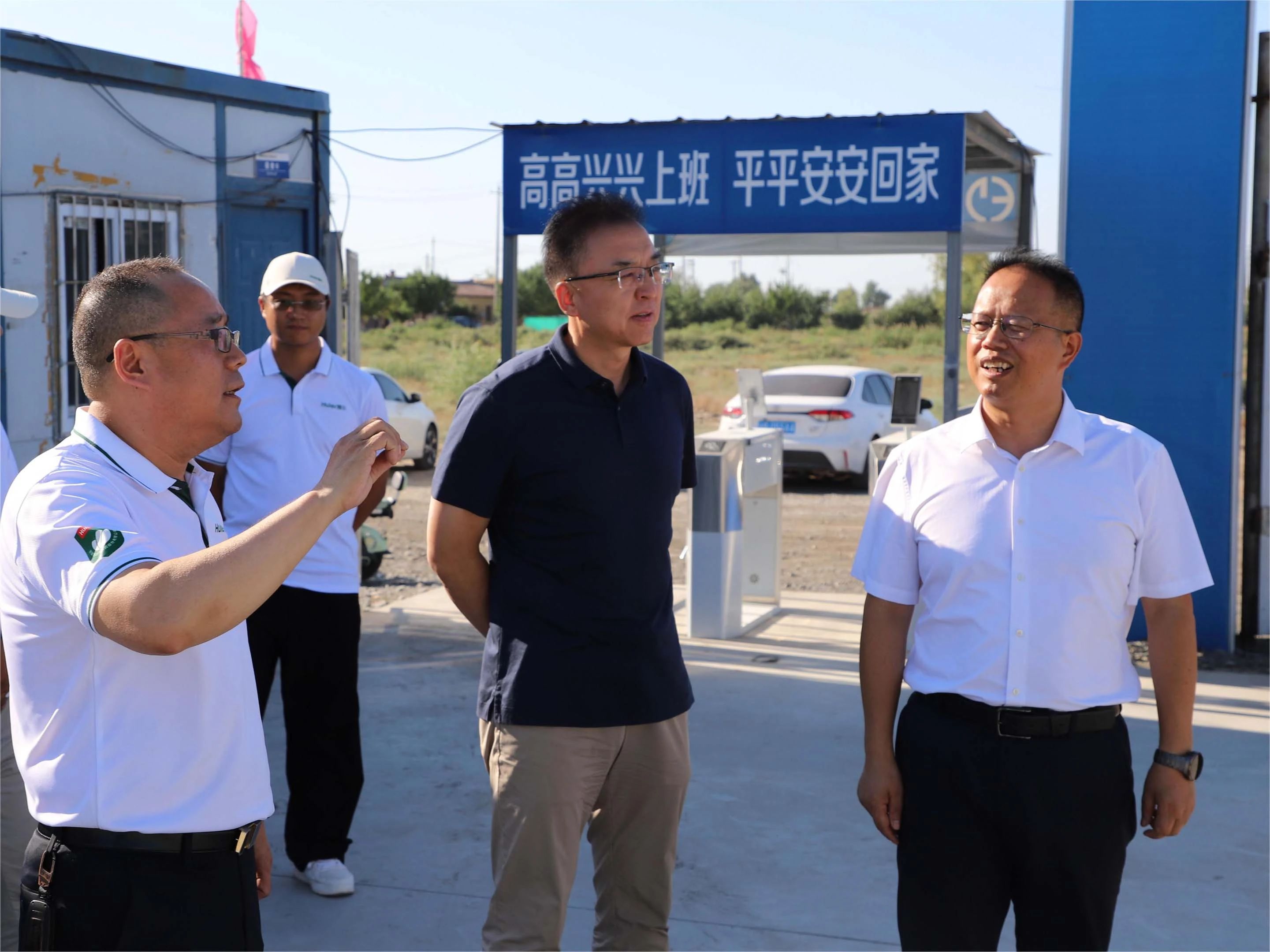 兵团第八师133团党委领导一行慰问慧丰收综合智慧服务中心一线工作人员(图2)