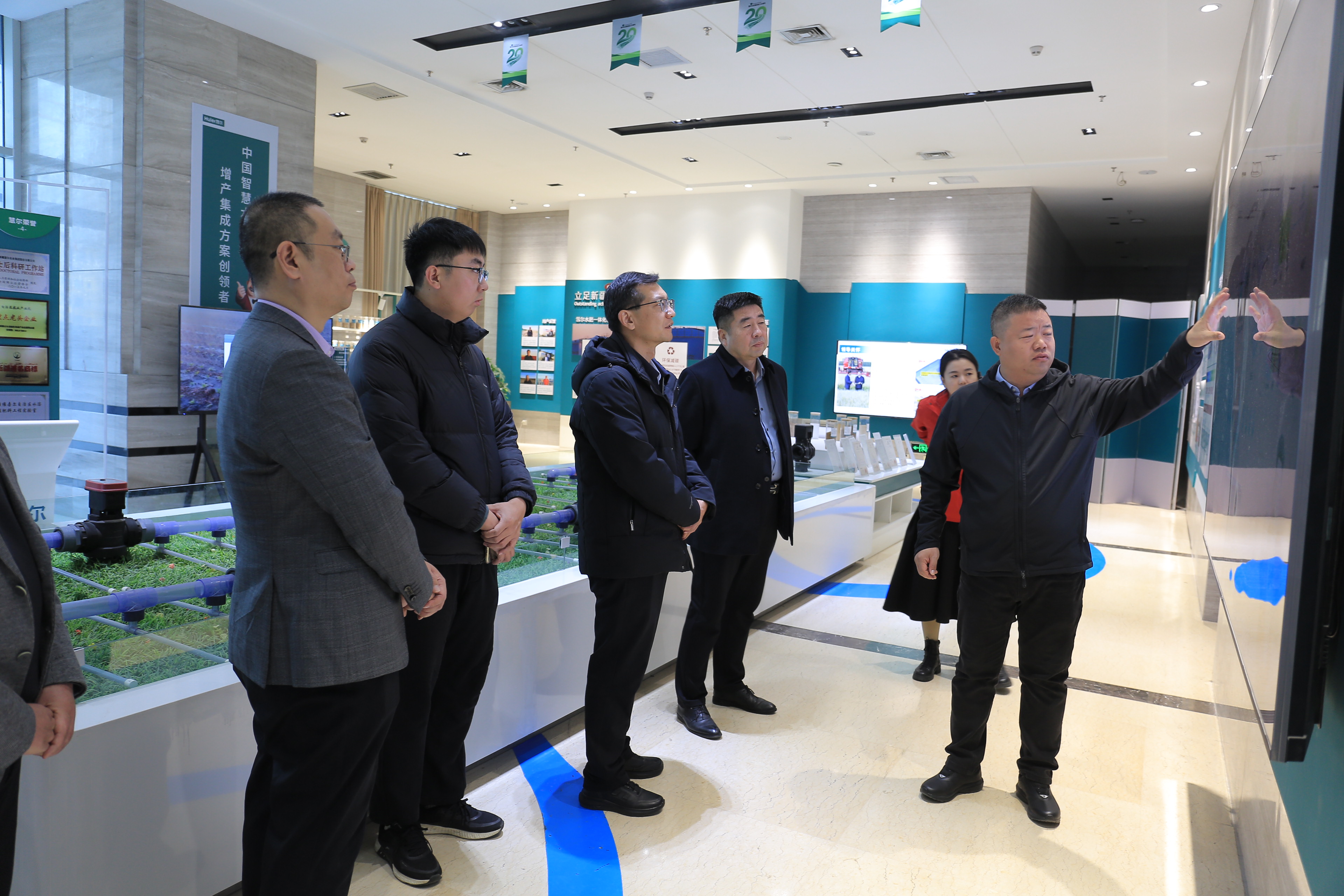 自治区农业农村机械化发展中心党委副书记、主任刘宏涛一行到慧尔农业集团参观考察