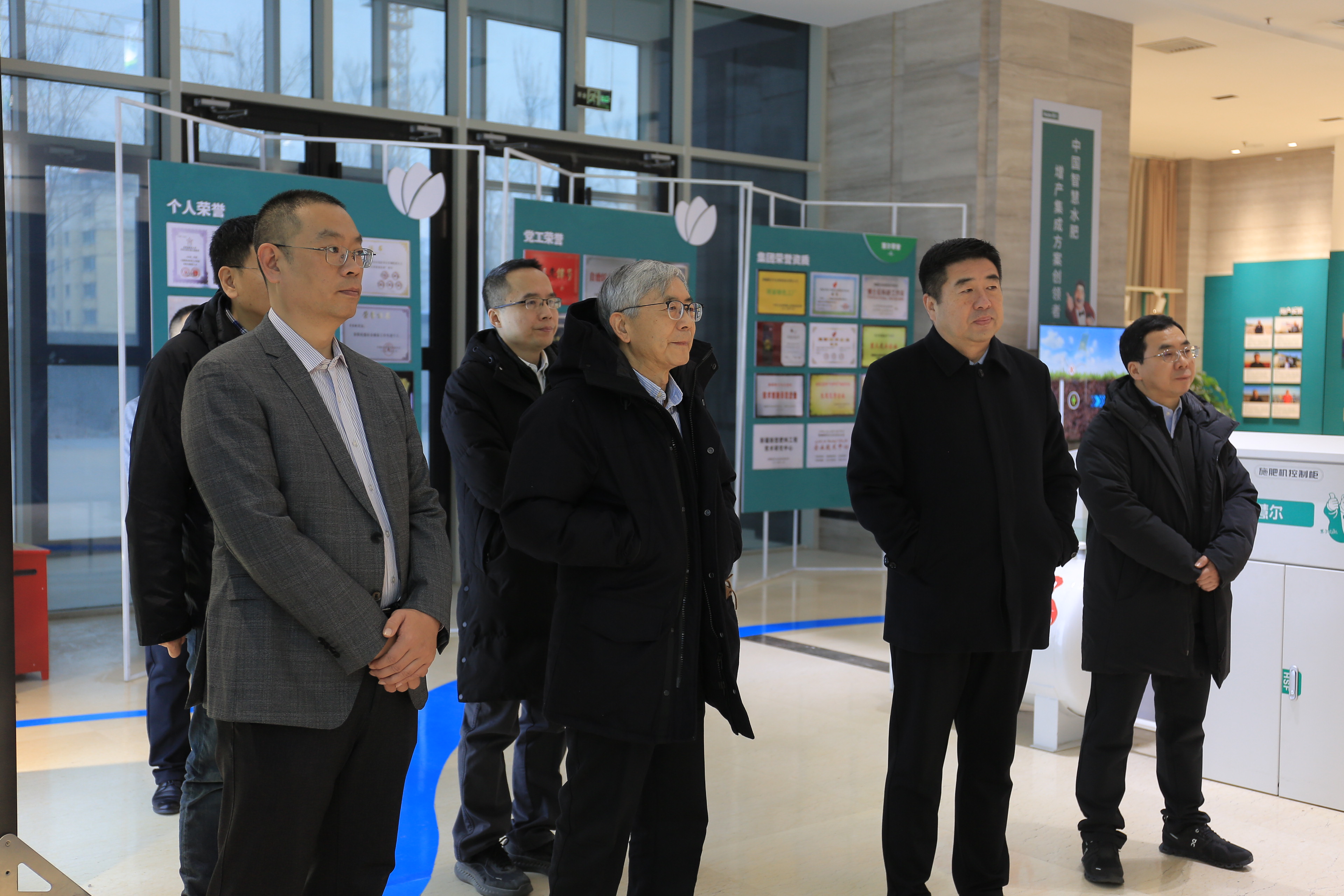 中国工程院院士郑南宁一行到慧尔农业集团考察调研(图1)