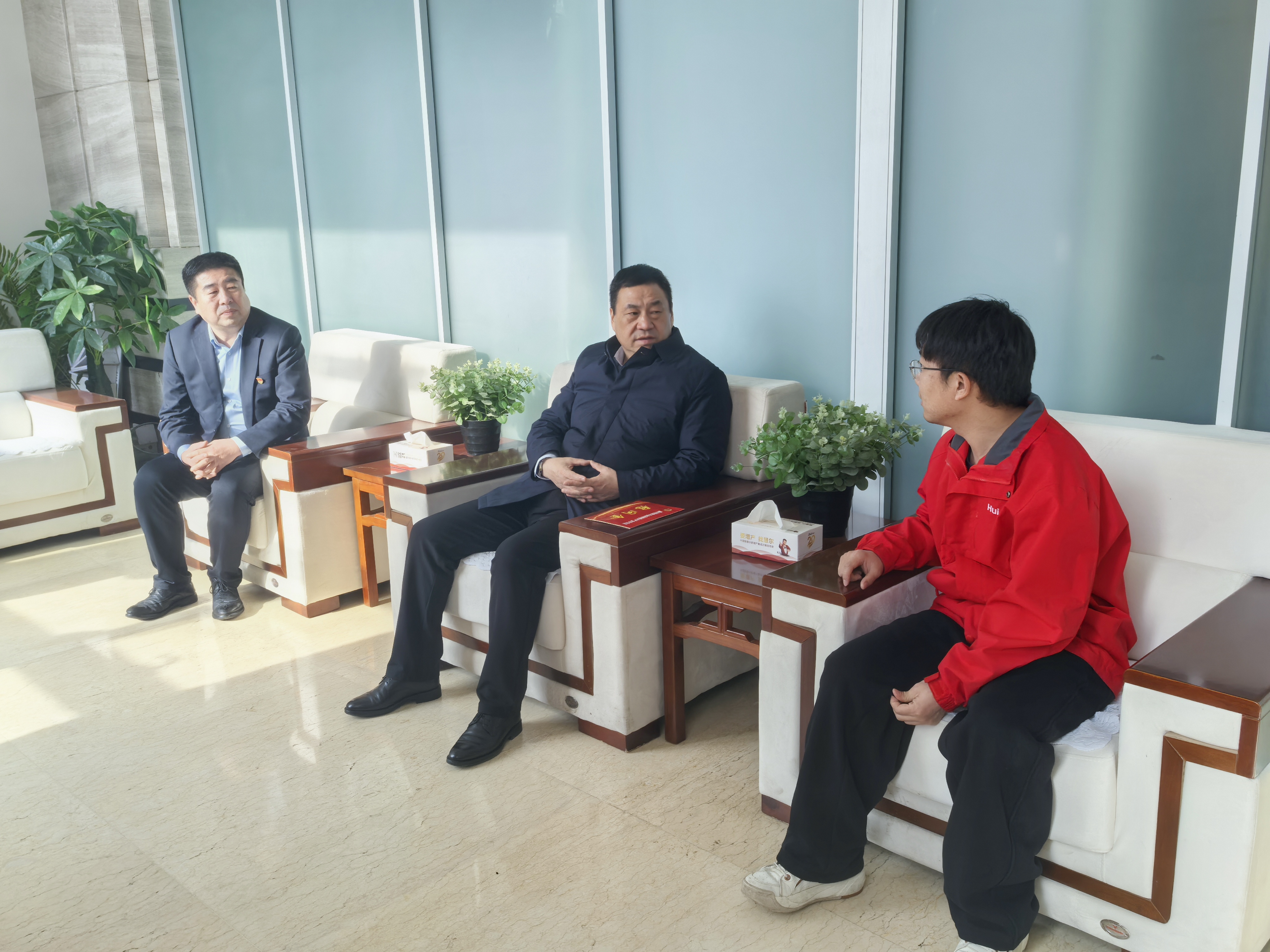 昌吉国家农高区慰问组节前到慧尔农业集团走访慰问一线职工(图1)