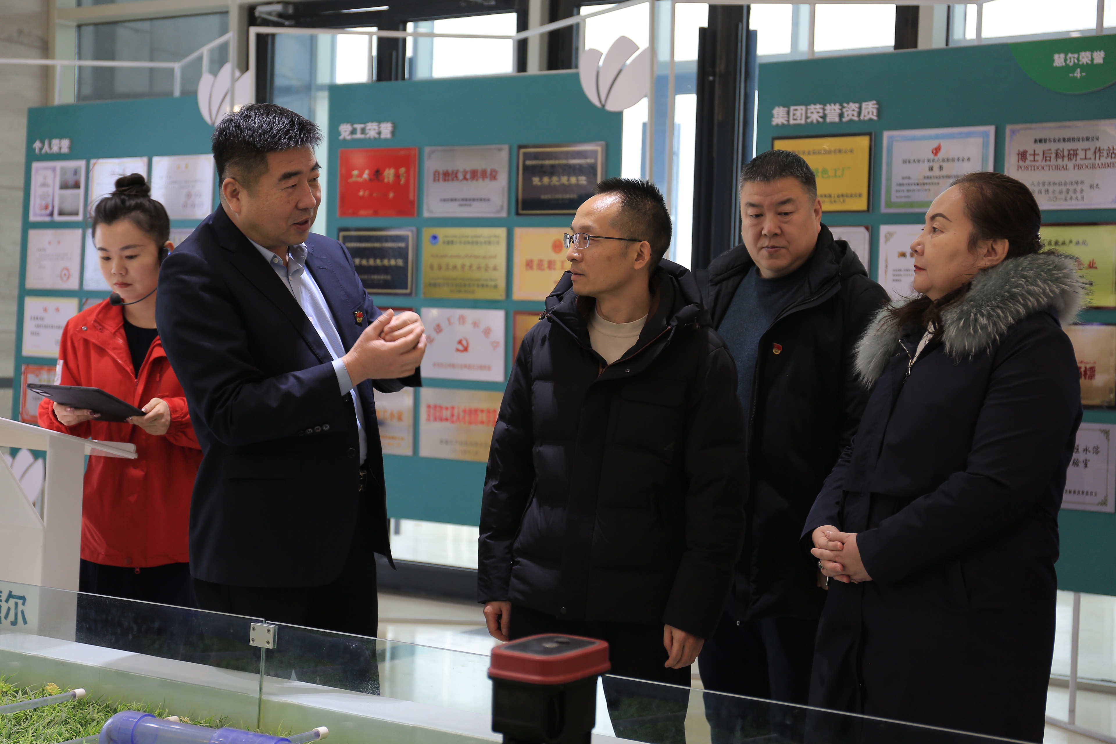 昌吉州科技局局长邓策一行到慧尔农业集团参观调研(图2)