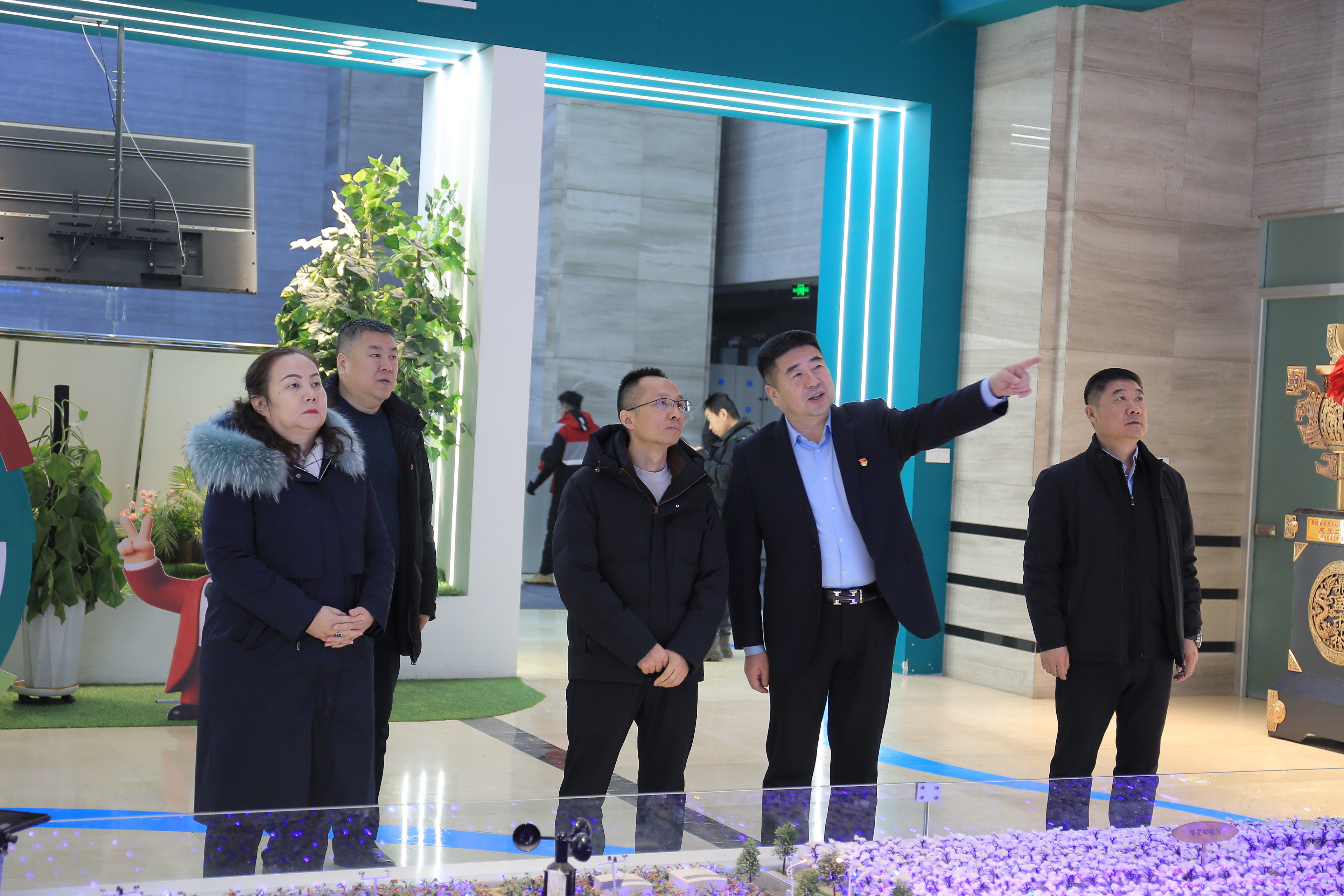 昌吉州科技局局长邓策一行到慧尔农业集团参观调研(图3)