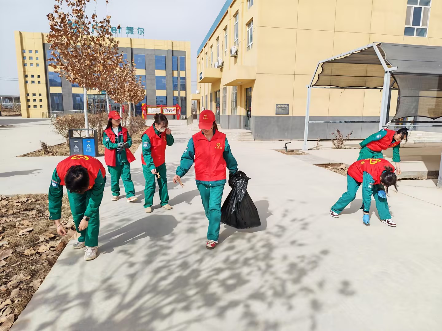 传承雷锋精神 弘扬时代新风—慧尔农业集团组织开展志愿服务活动(图1)