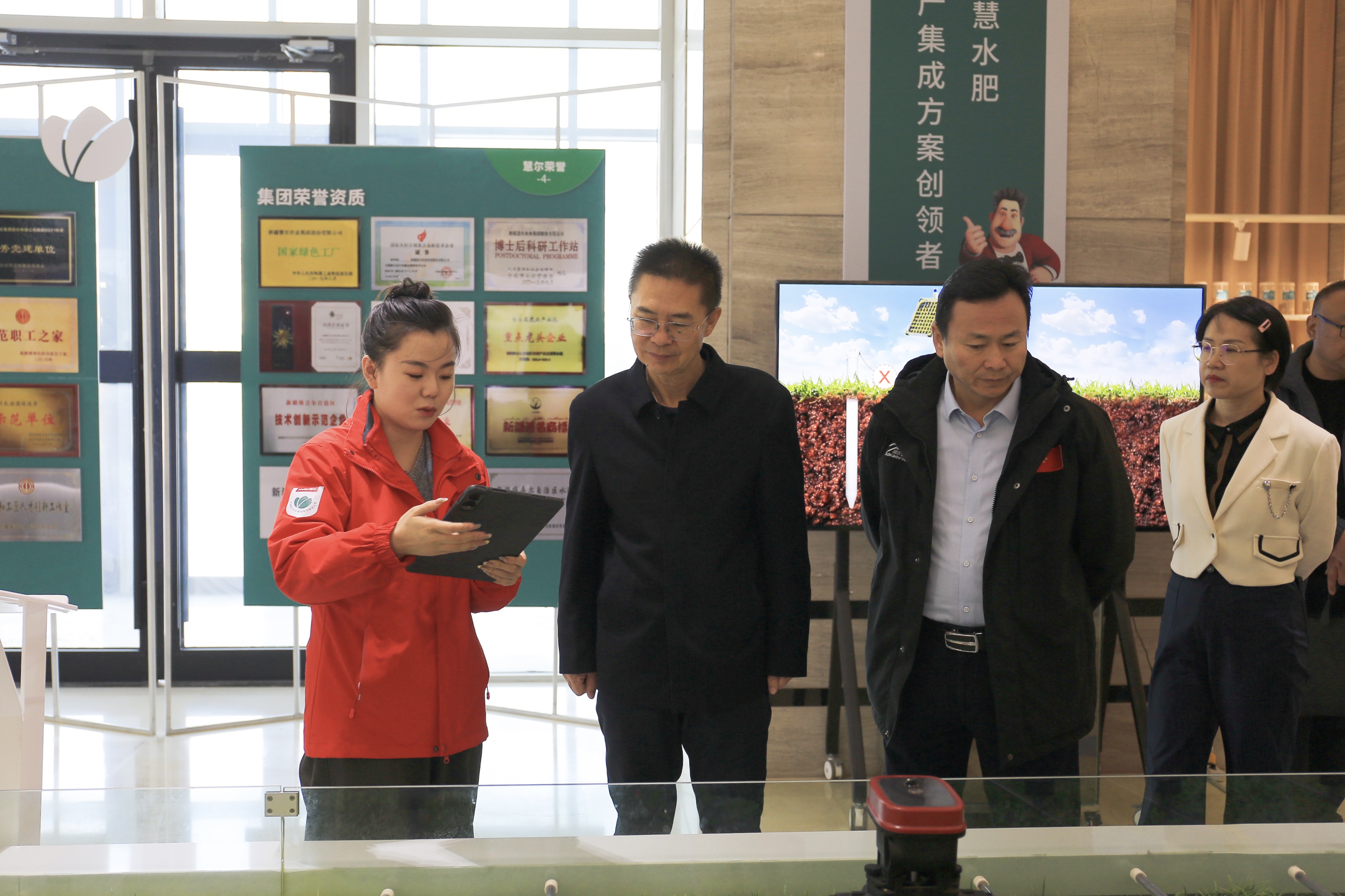 喀什大学副校长罗浩波一行到慧尔农业集团考察调研(图2)