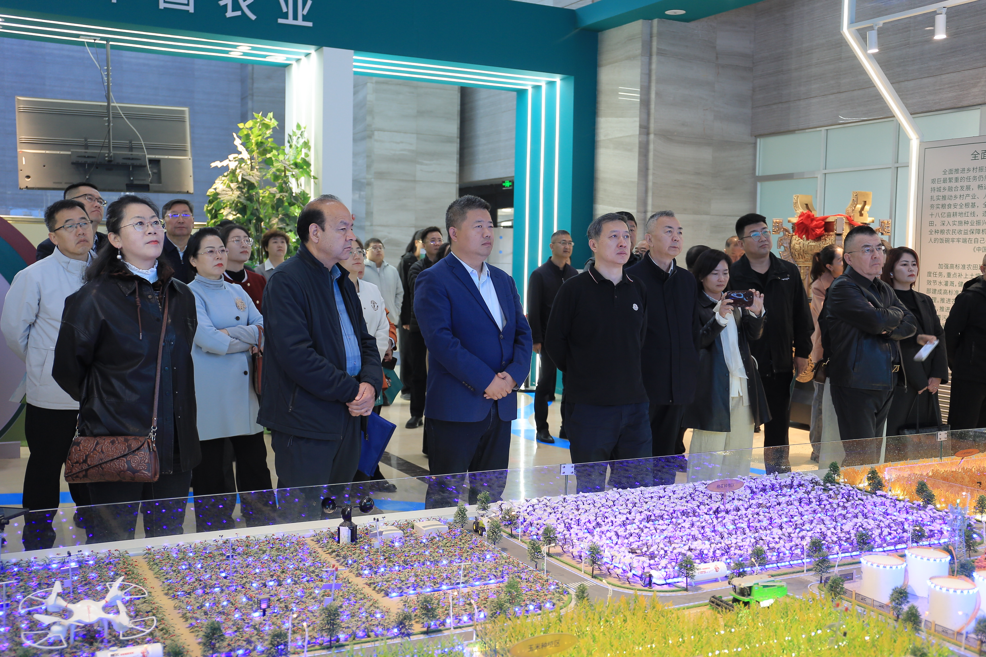 自治区“万企兴万村”行动推进会与会代表到慧尔农业集团考察调研(图2)