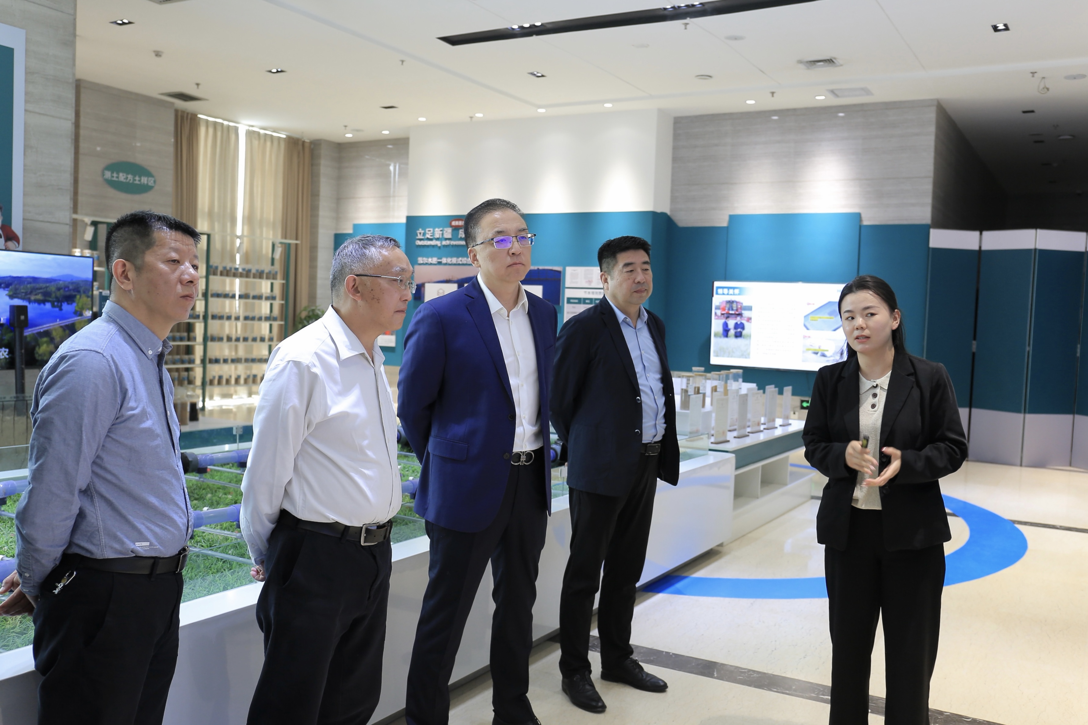 农业农村部信息中心党委书记、主任王小兵一行到慧尔农业集团考察调研