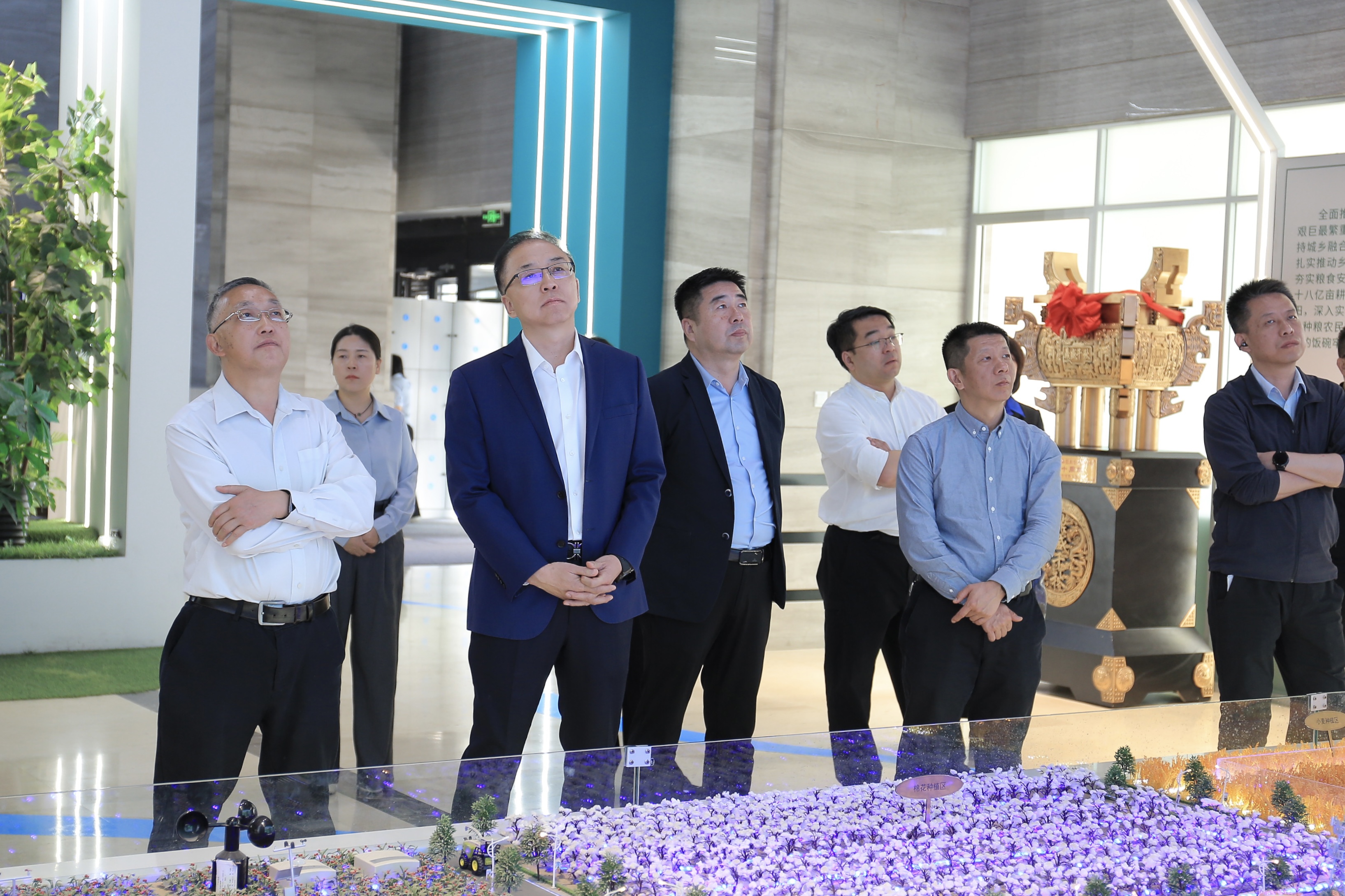 农业农村部信息中心党委书记、主任王小兵一行到慧尔农业集团考察调研(图3)
