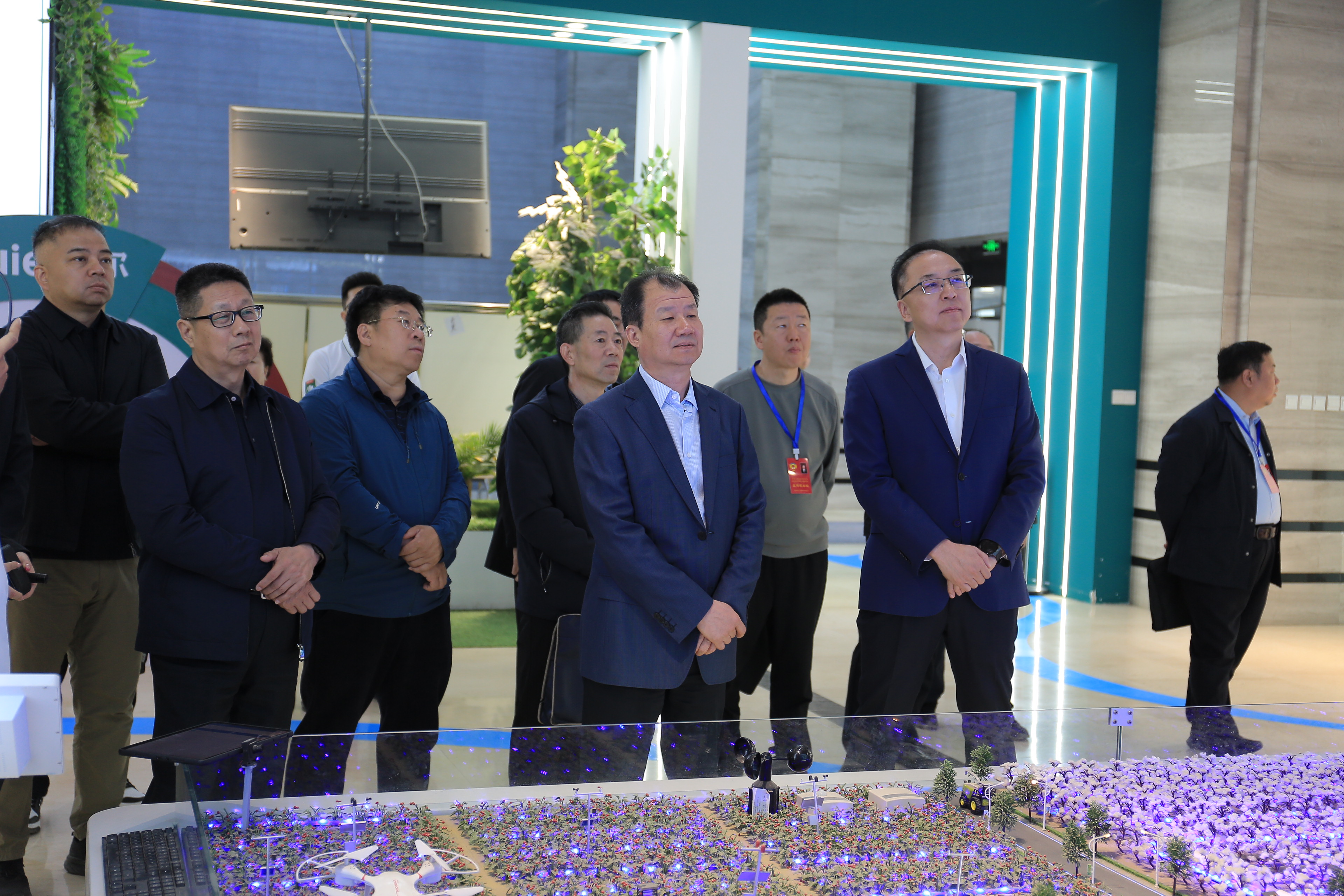 昌吉州政协党组成员、副主席周清一行到慧尔农业集团考察调研(图2)