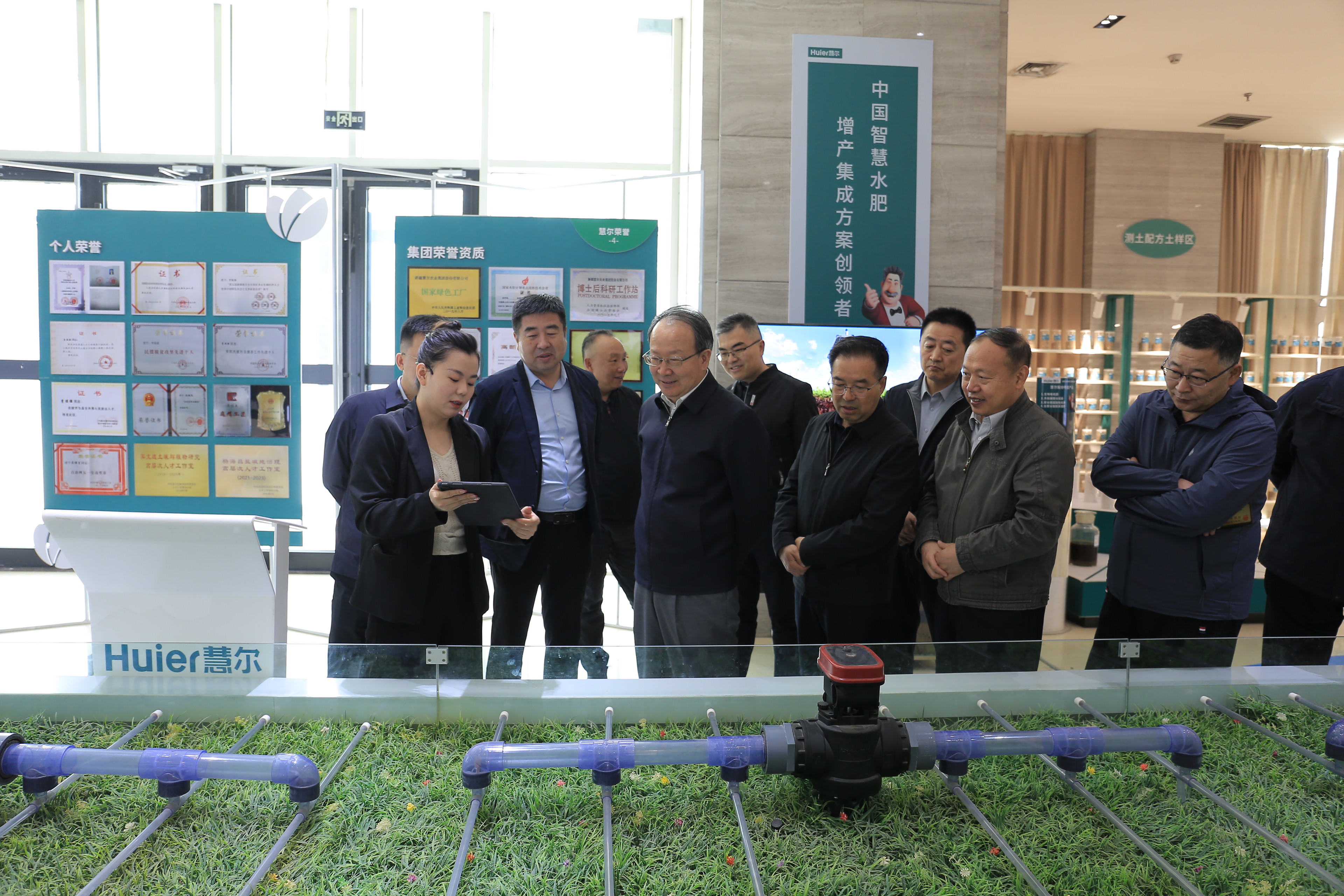 山西省政协党组成员、副主席李晓波一行到慧尔农业集团考察调研(图3)