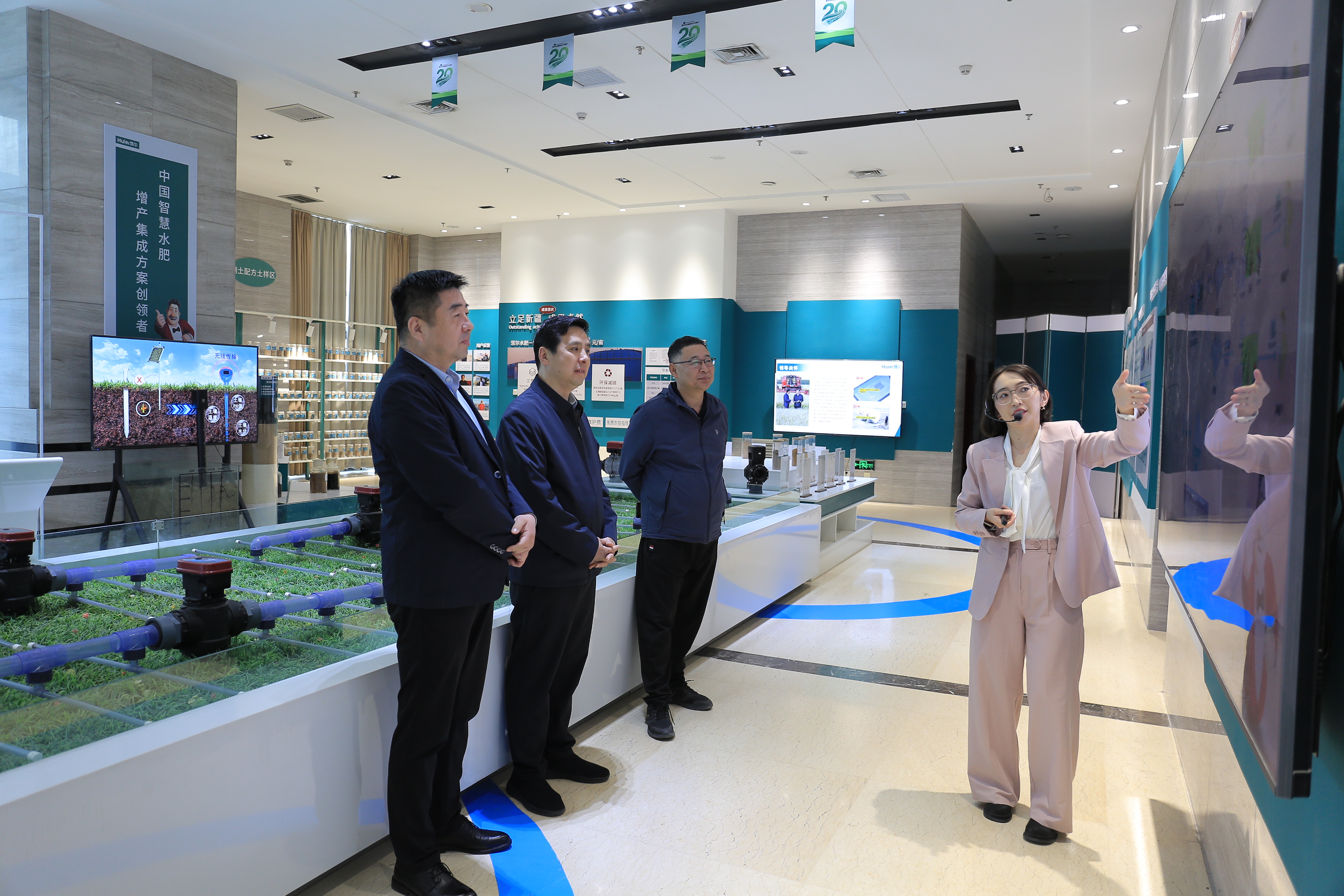 山西省商务厅党组成员、副厅长侯向军一行到慧尔农业集团考察调研(图1)