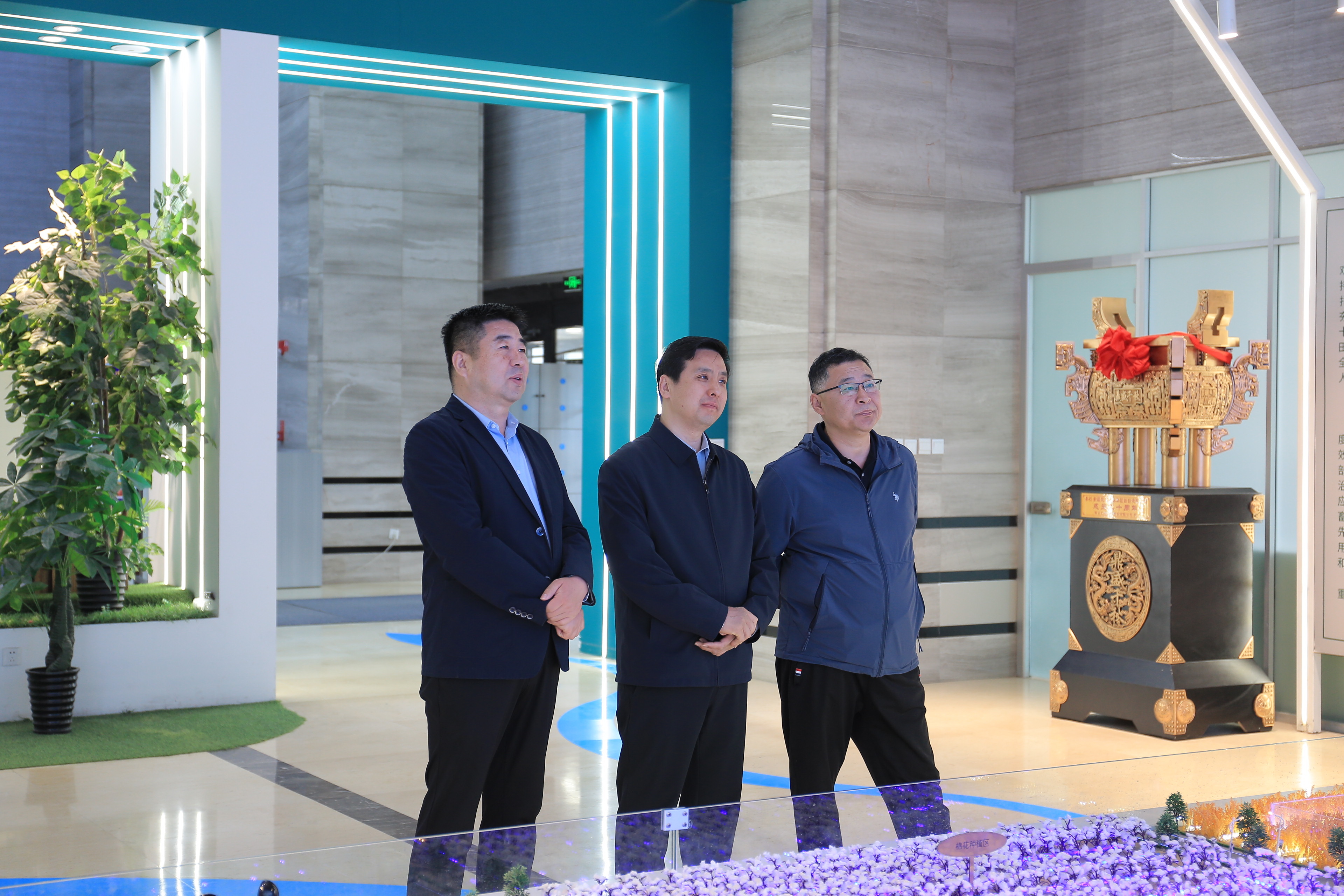 山西省商务厅党组成员、副厅长侯向军一行到慧尔农业集团考察调研(图2)