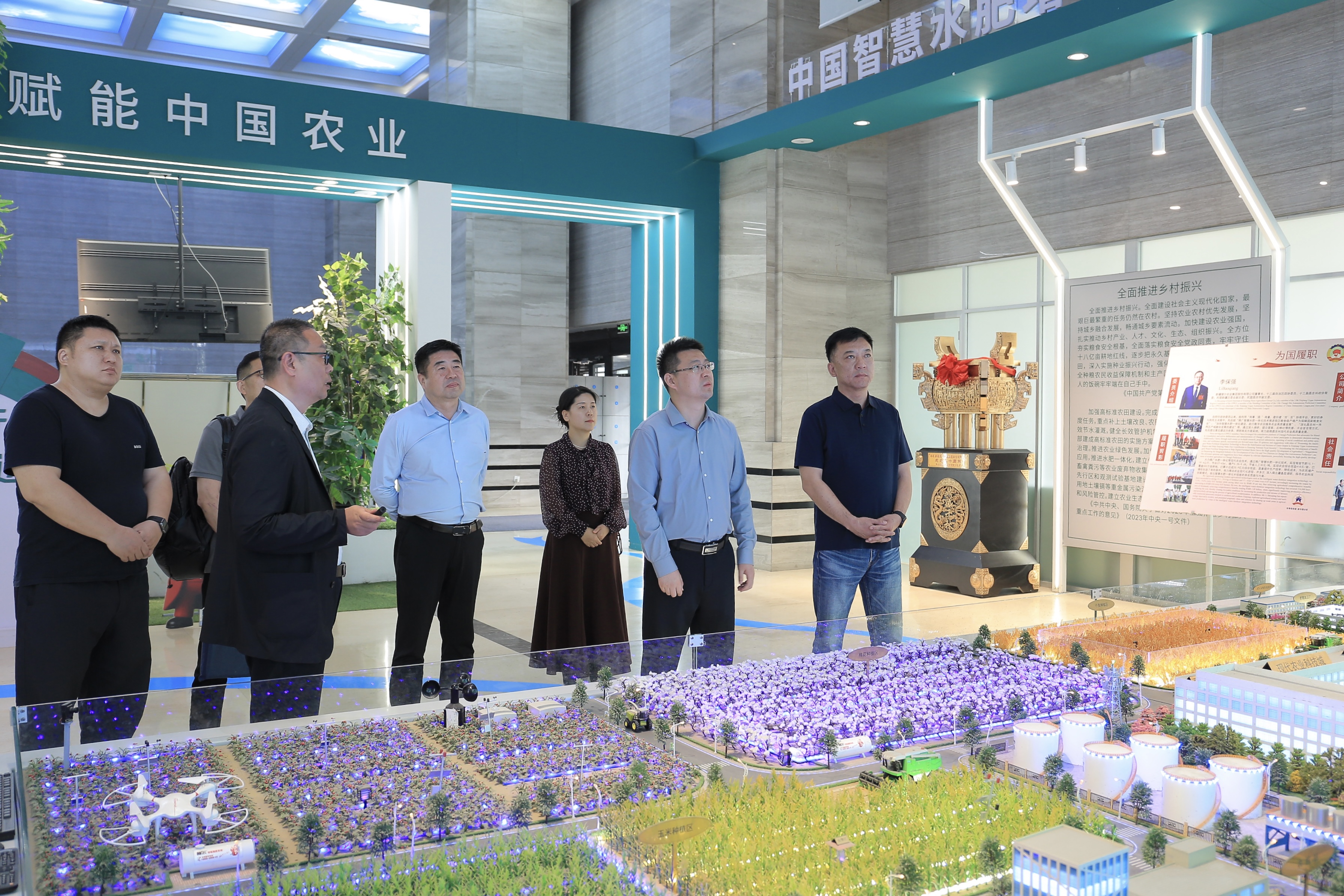 中国农业科学院农业信息研究所大数据与知识服务创新团队执行首席、主任寇远涛一行到慧尔农业集团考察调研