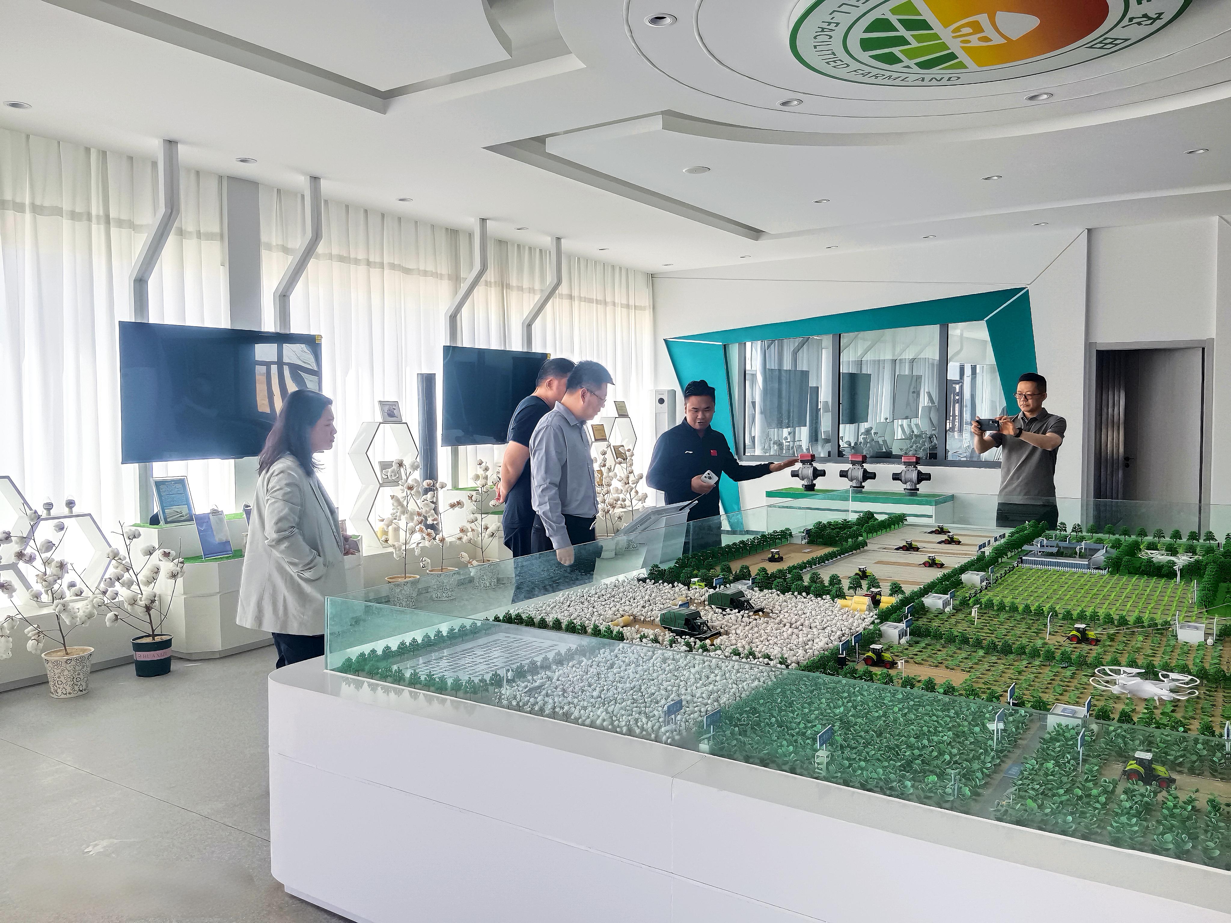 中国农业科学院农业信息研究所大数据与知识服务创新团队执行首席、主任寇远涛一行到慧尔农业集团考察调研(图2)