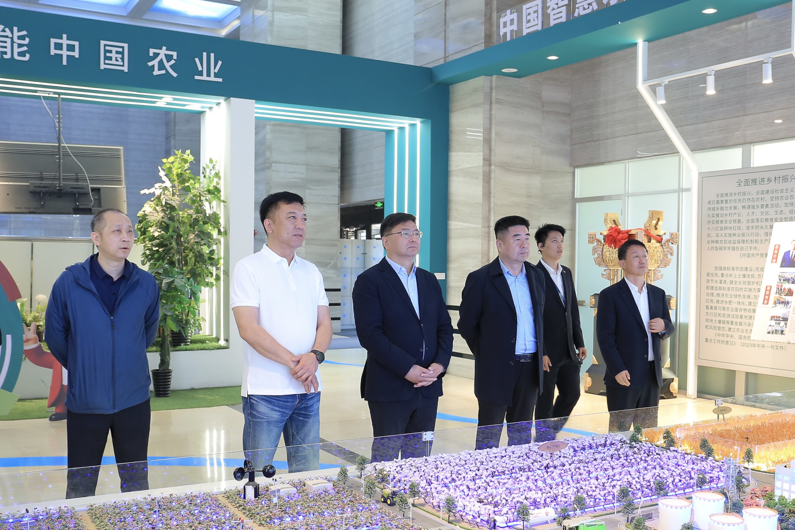 北京市大兴区委书记初军威一行到慧尔农业集团考察调研(图3)