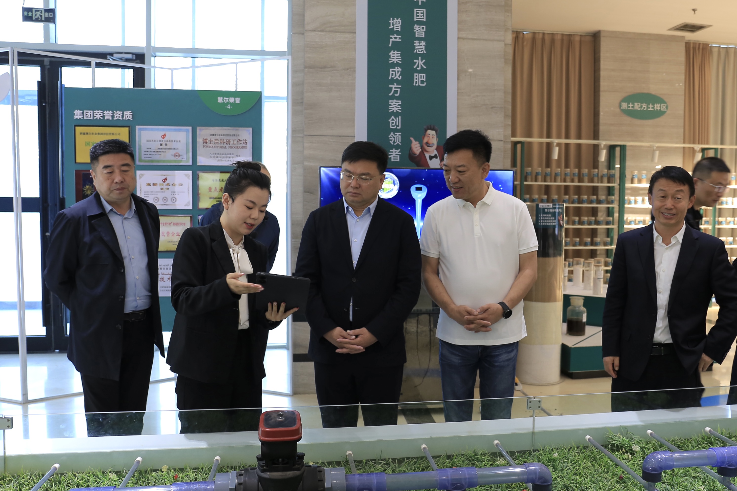 北京市大兴区委书记初军威一行到慧尔农业集团考察调研(图2)