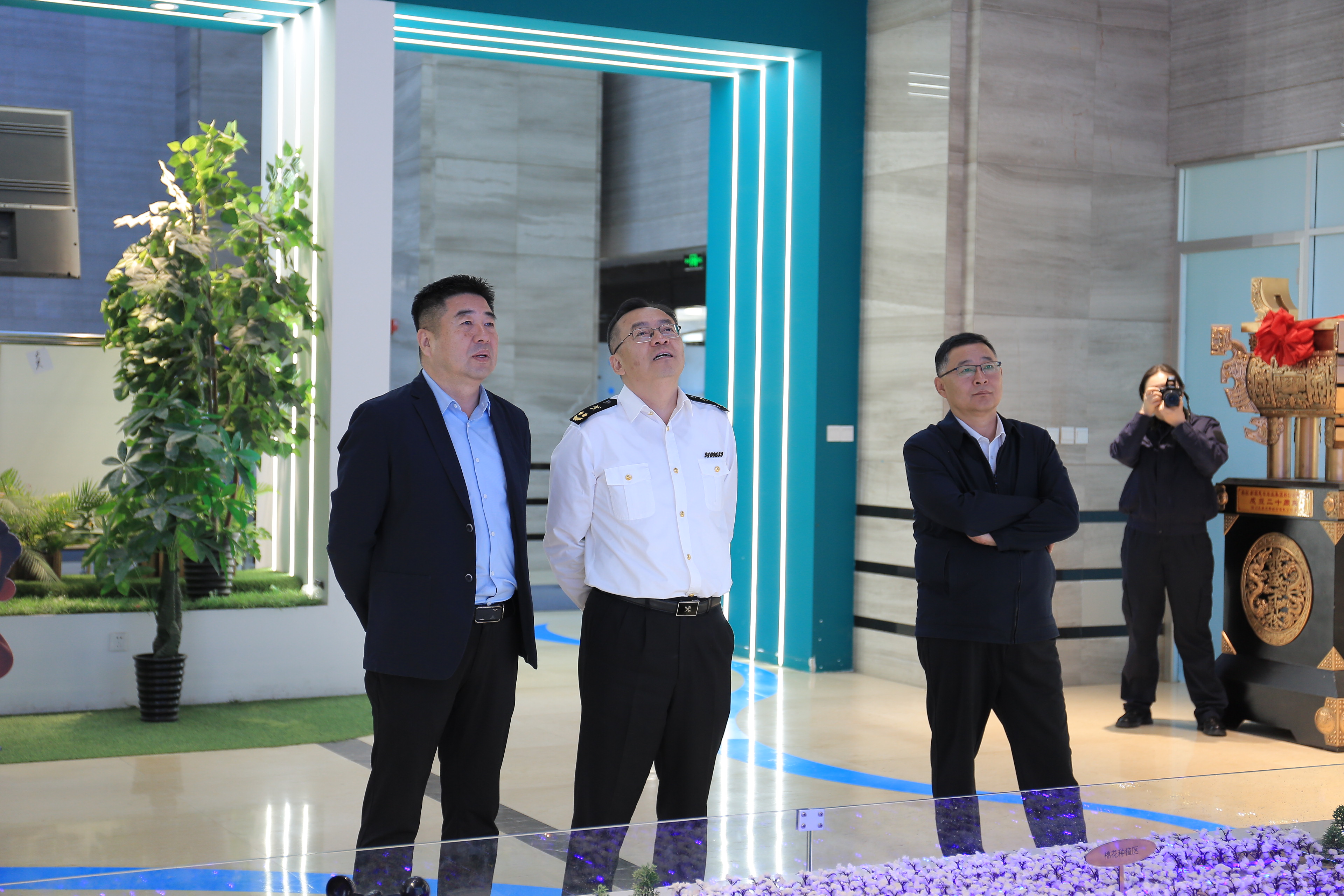 乌昌海关党委书记、关长杨晓军一行到慧尔农业集团考察调研(图3)