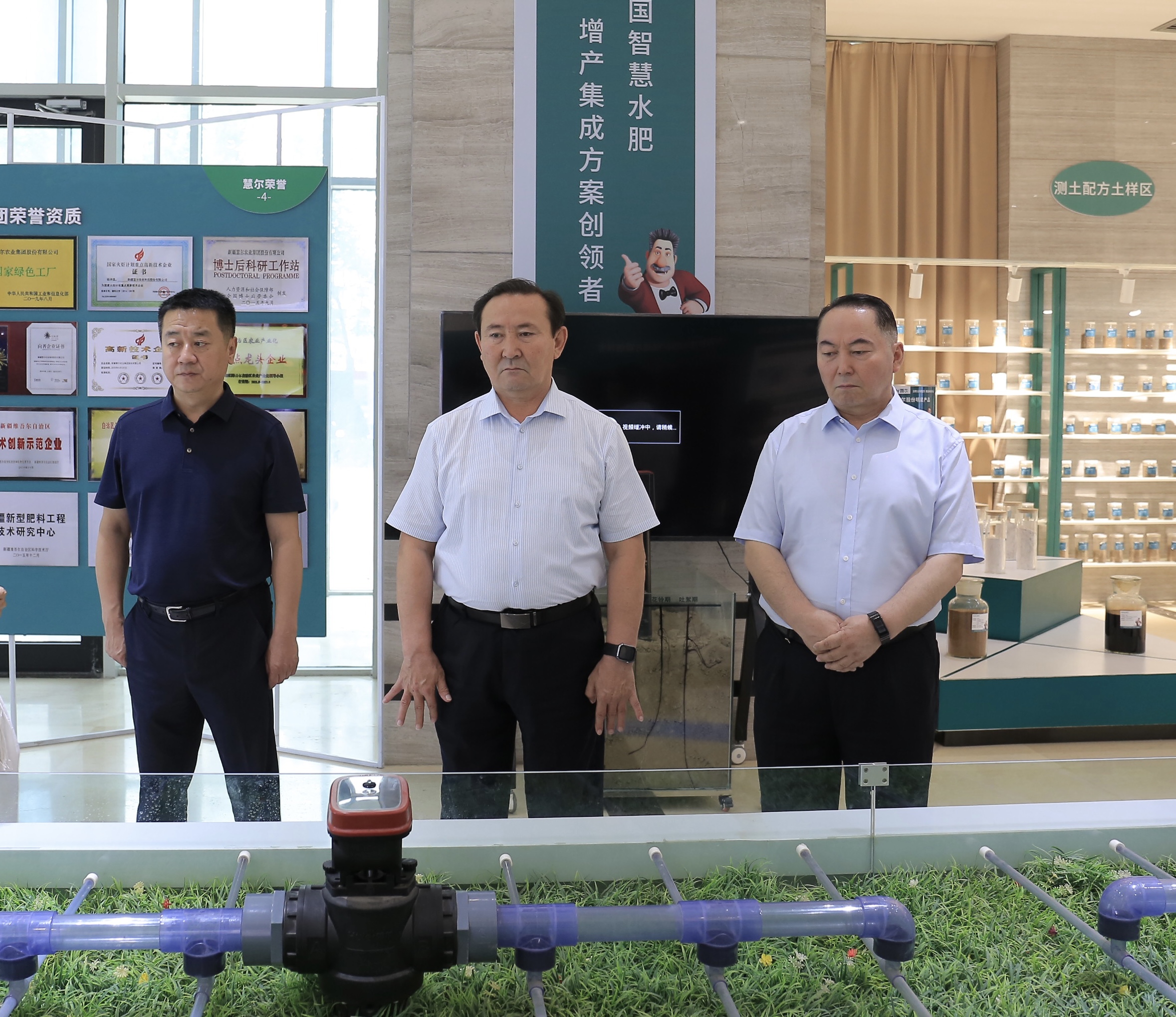 昌吉州人大常委会党组成员、副主任阿依肯·达尼尔一行到慧尔农业集团考察调研