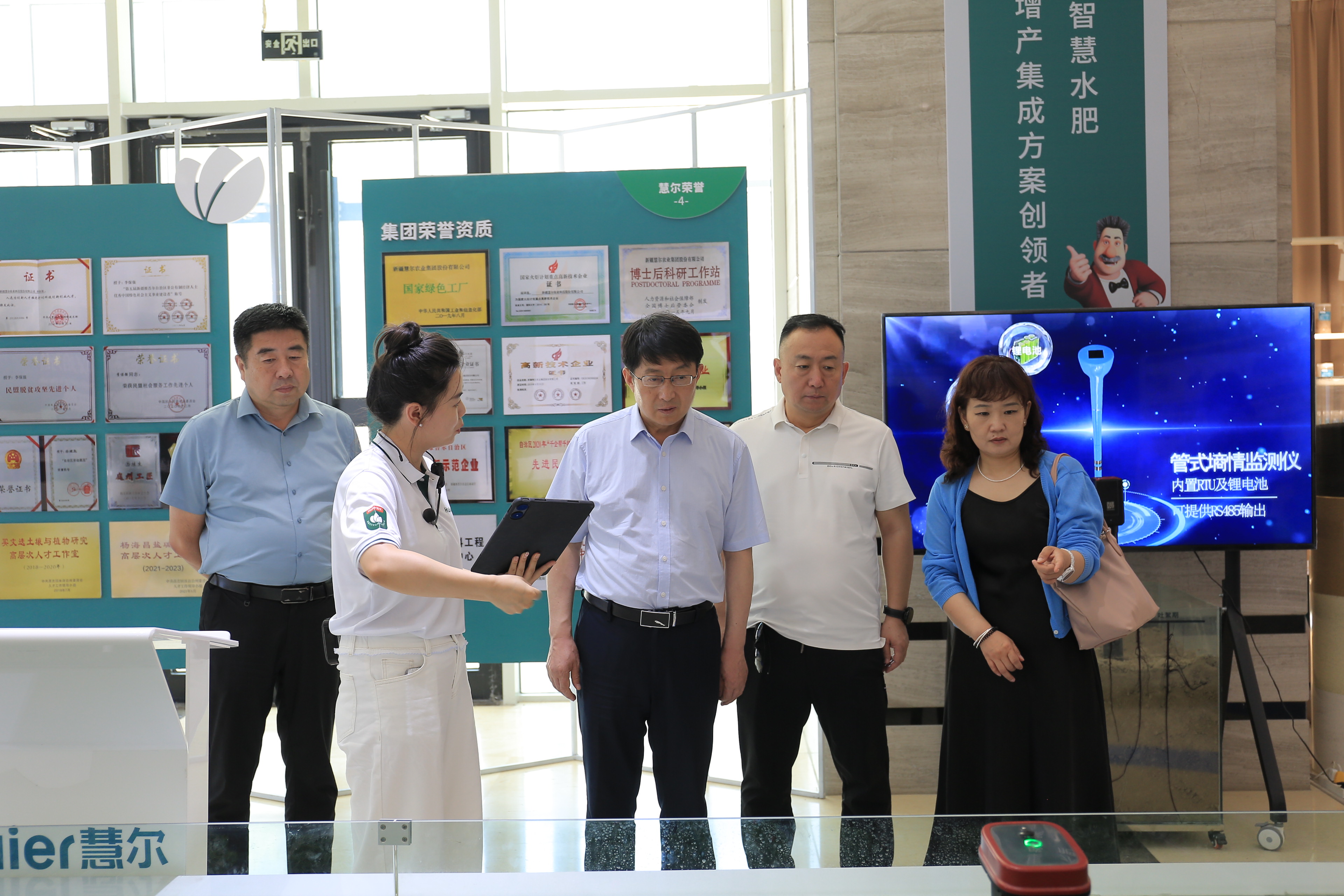 阿克陶县人大常委会党组书记胡旺麒一行到慧尔农业集团考察调研(图3)