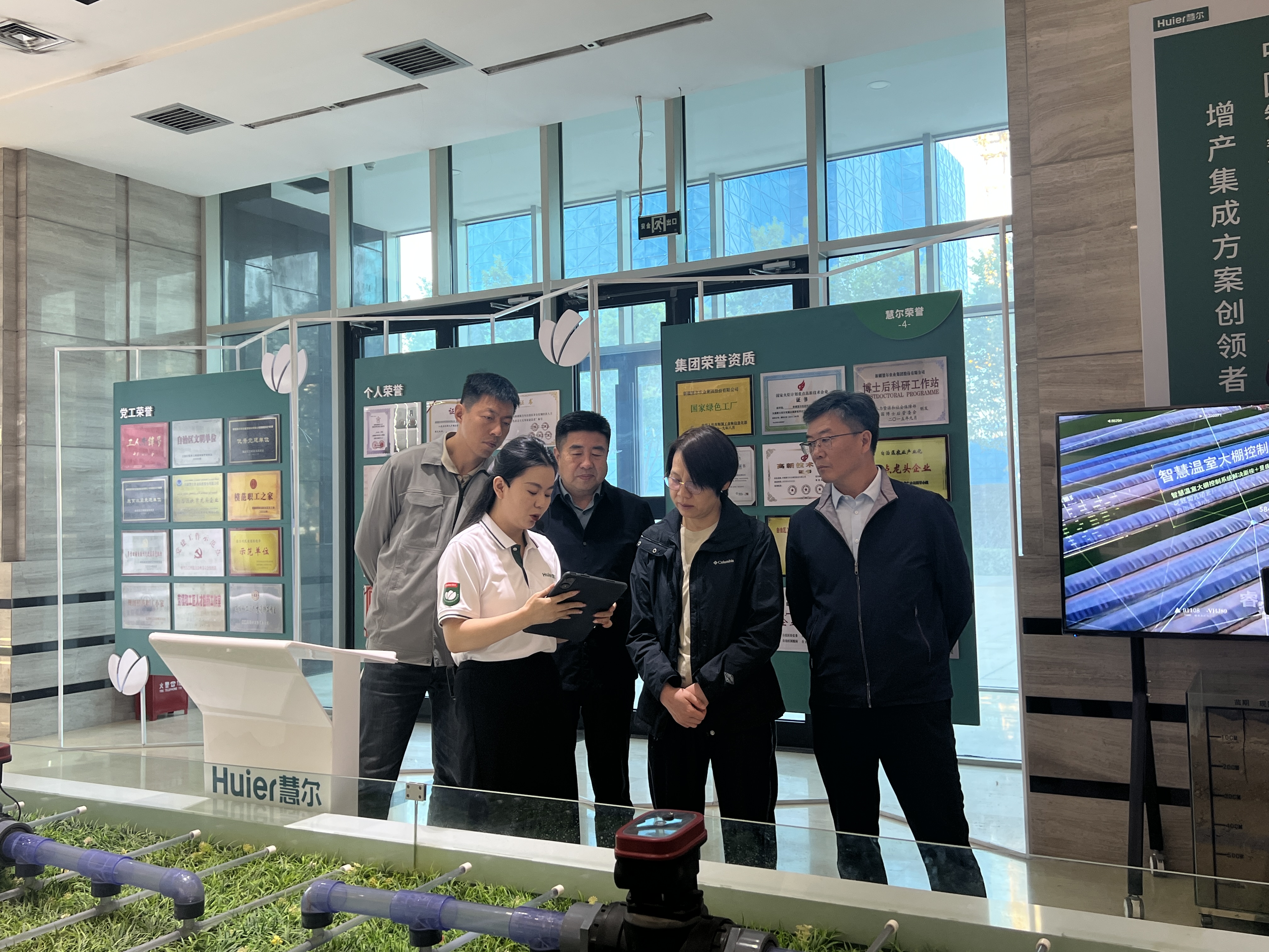 农业农村部农业机械化总站加工设施处何丽虹处长一行到慧尔农业集团考察调研(图1) 农业农村部农业机械化总站加工设施处何丽虹处长一行到慧尔农业集团考察调研(图1)