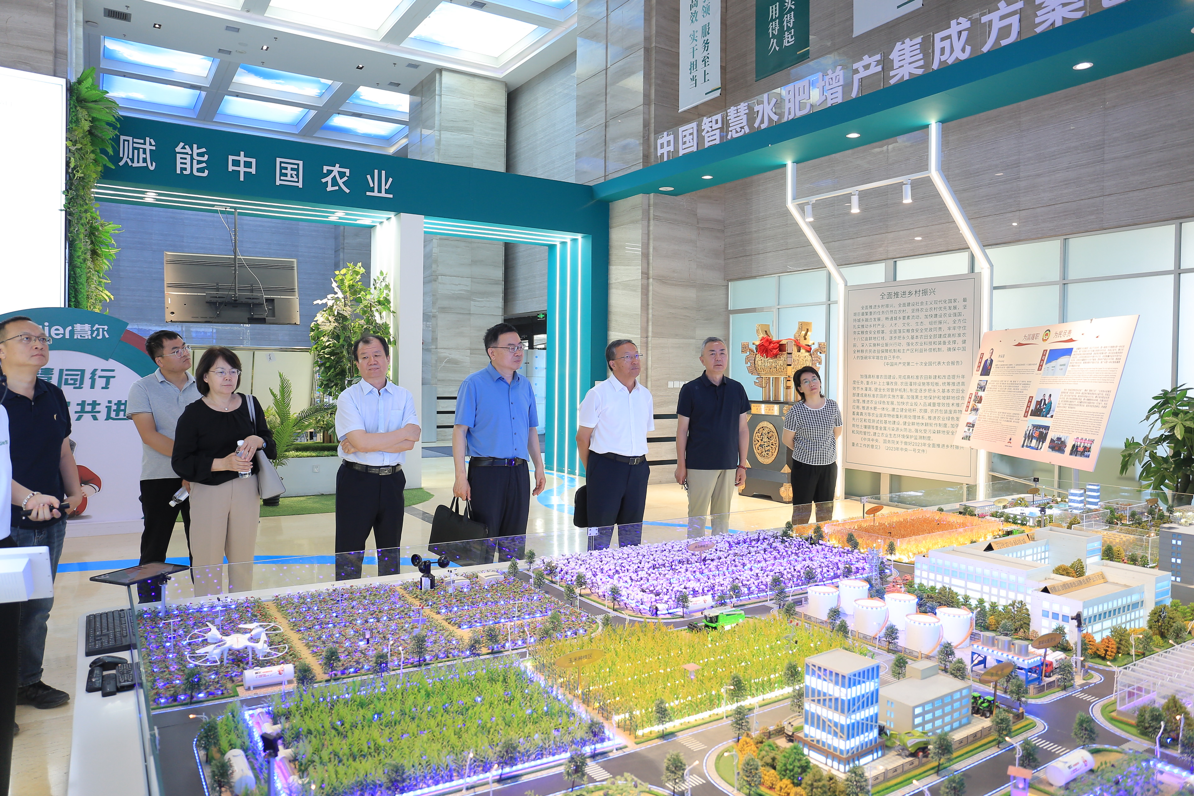 自治区政协教科卫体委员会副主任李玉鸿一行到慧尔农业集团考察调研(图3)