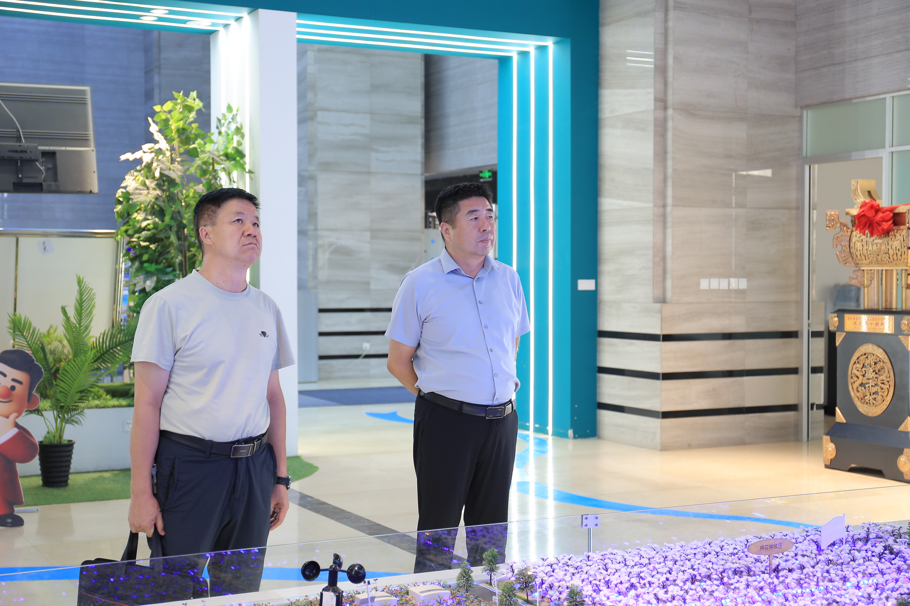 昌吉职业技术学院党委委员、副院长王军德一行到慧尔农业集团考察调研(图2)
