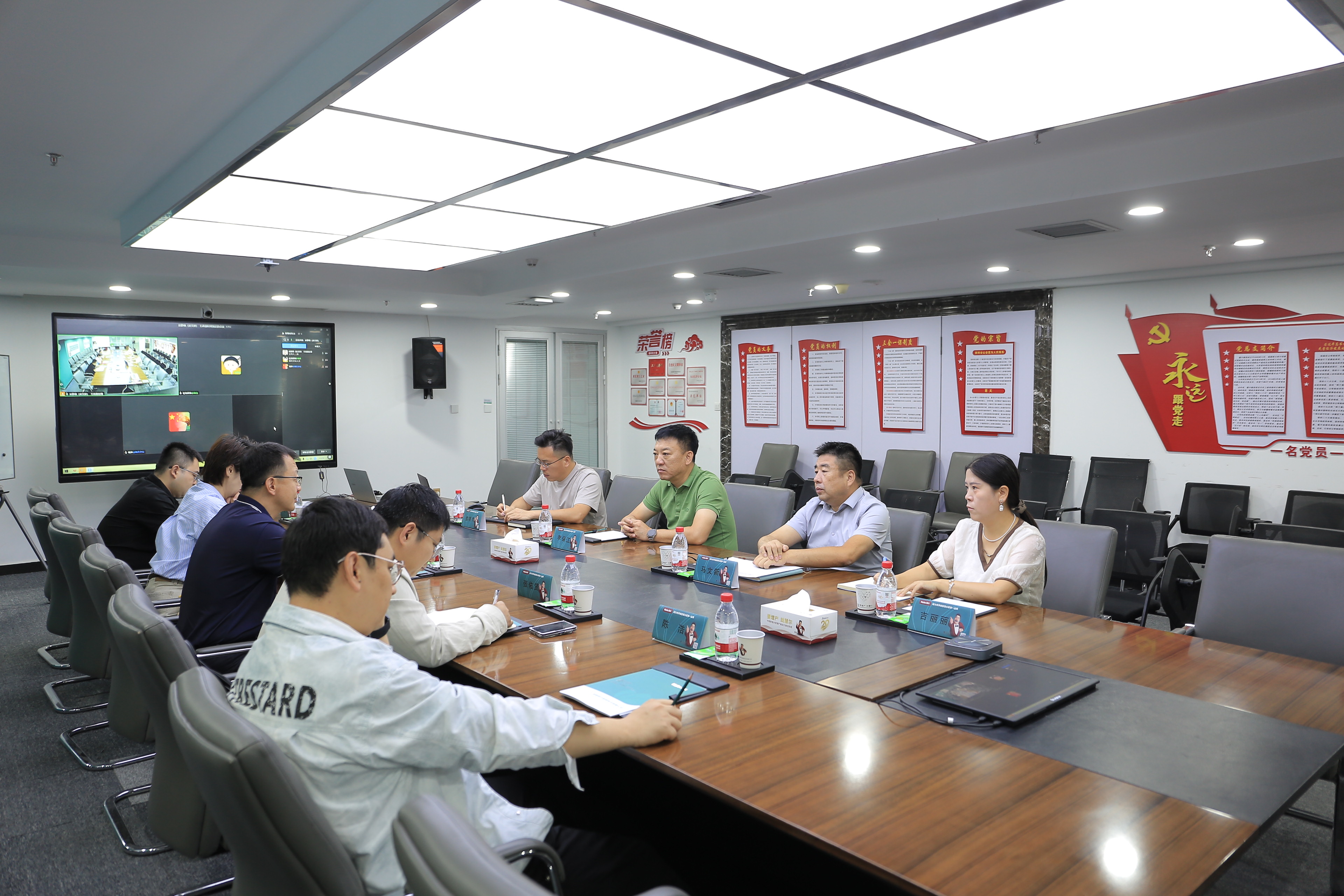 昌吉州数字化发展局党组成员、副局长刘晓泉一行到慧尔农业集团考察调研(图2)