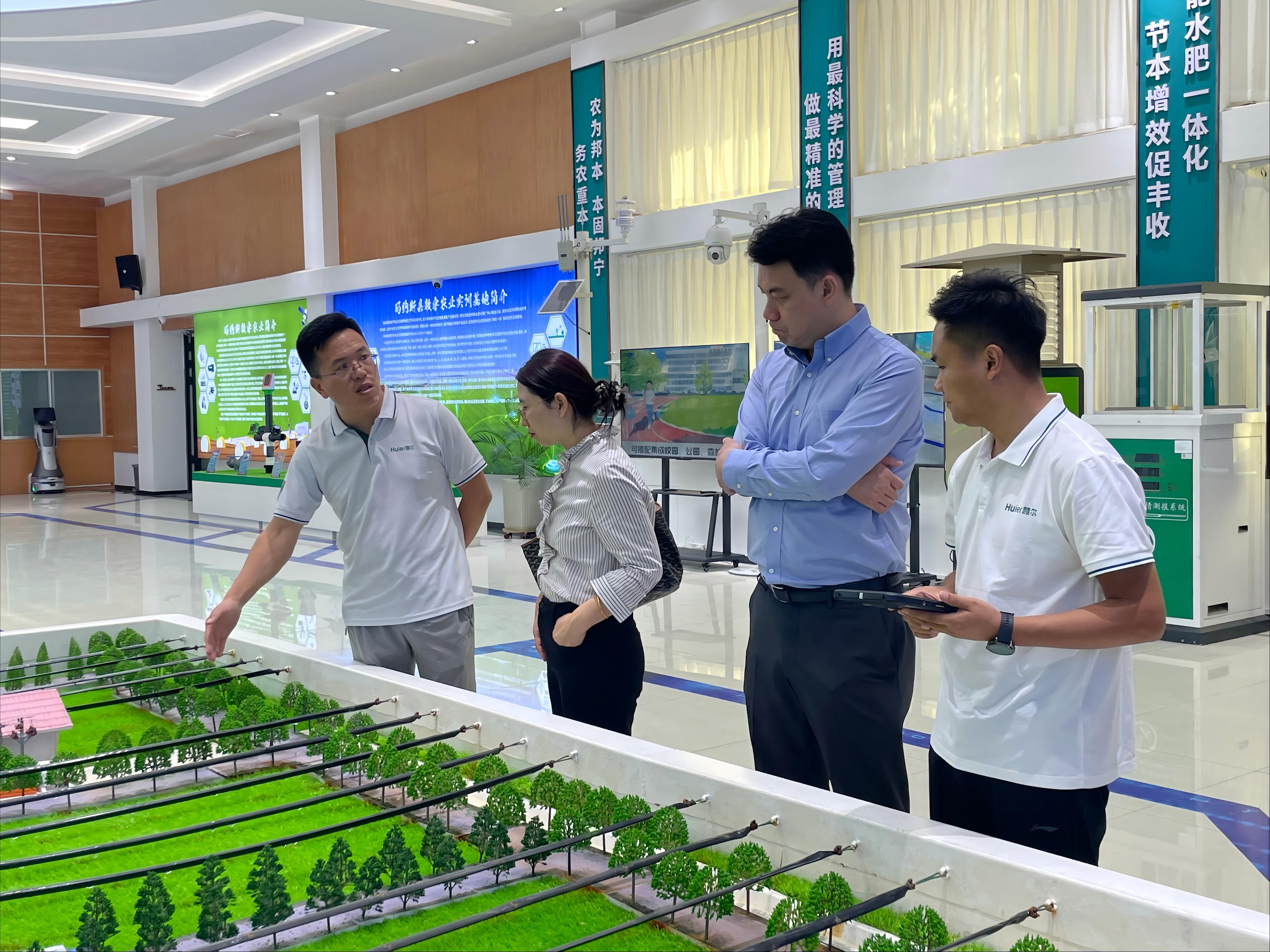 国家数据发展研究院数据资源研究部主任王威一行到慧尔农业集团考察调研(图2)
